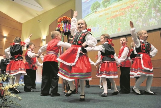 Piosenki, wiersze, tańce. Tak przedszkola i szkoły, którym patronuje Jan Paweł II świętowały 95. rocznicę jego urodzin w urzędzie wojewódzkim w Białymstoku.