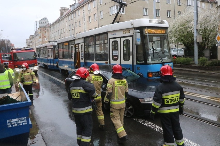 Wypadek tramwaju i samochodu na Sienkiewicza (ZDJĘCIA)