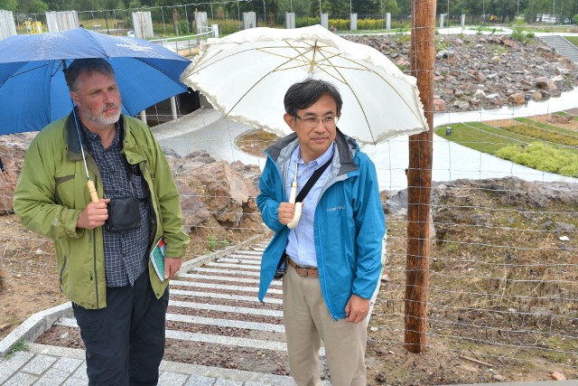 Mahito Watanabe z Japonii oraz Chris Woodley-Stewart z Anglii odwiedzili w Kielcach między innymi Ogród Botaniczny.