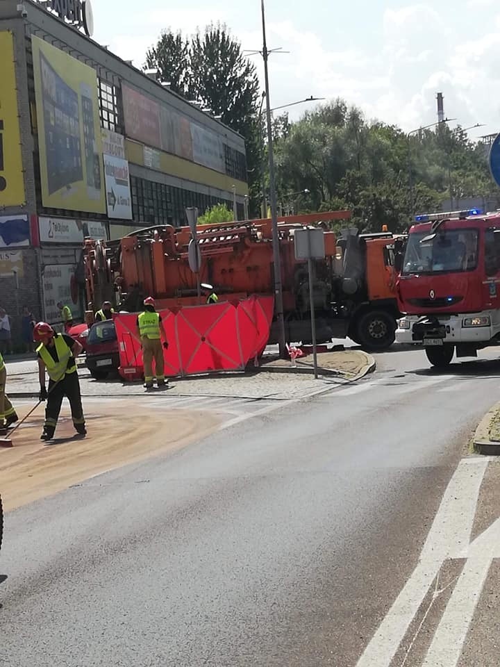 Tragiczny wypadek w Cieszynie na rondzie. Zginełą pasażerka....