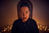 "American Horror Story: Apokalipsa". Oficjalne zdjęcia bohaterów crossovera. Kim jest diabelskie dziecko z plakatu 8. sezonu? [WIDEO+ZDJĘCIA]