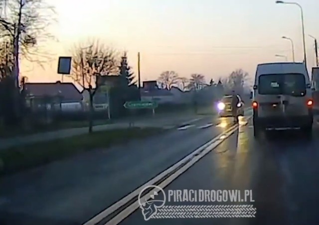 Nagranie z wypadku udostępnione zostało na profilu Piraci Drogowi - piracidrogowi.pl. Dokładnie widać na nim moment, w którym kierowca hondy uderza w 65-latka przechodzącego przez pasy.