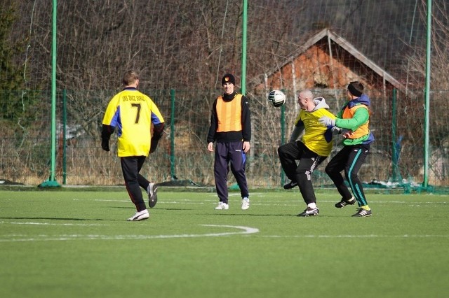 Fragment jednego z ostatnich sparingów. Czwartoligowy Znicz Suraż (żółte koszulki) pokonał trzecioligową Pogoń Łapy 2:0.