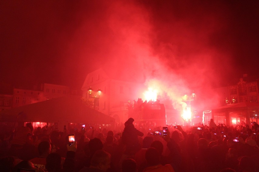 Kibice Piasta Gliwice świętują wicemistrzostwo Polski na...