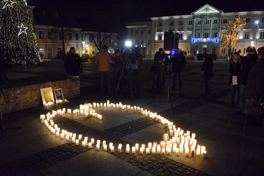 Rocznica śmierci prezydenta Gdańska Pawła Adamowicza. Serce światła z Rynku w Kielcach (ZAPIS TRANSMISJI)