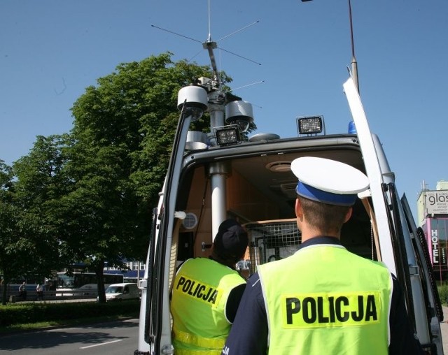 Policjanci w działaniach wykorzystują specjalistyczny pojazd z kamerami.