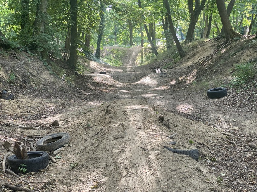 Dzikie wysypisko śmieci zniknie z terenów zielonych przy ulicy Twardowskiego. To problem, który wciąż powraca