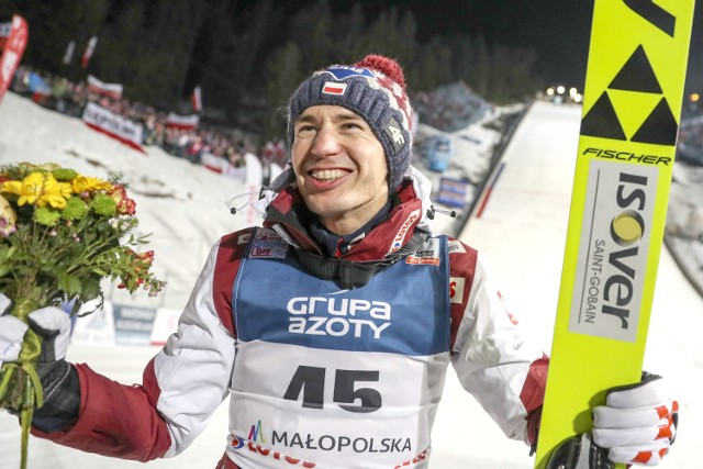 Kamil Stoch urodził się 25 maja 1987 roku w Zakopanem. Tutaj rozwijał się jak skoczek narciarski. Stąd podziwiał narciarskie sukcesy swojego idola, którym od dziecka był Adam Małysz.Na zdjęciu Kamil Stoch podczas zawodów Pucharu Świata w Zakopanem. Rok 2020.Tak wygląda ogród Kamila Stocha. Zobaczcie zdjęcia >>>>