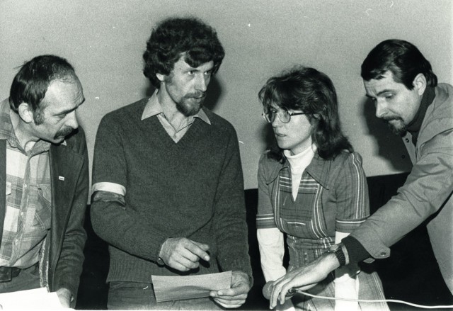 Bogdan Lis (drugi z lewej) z Szymonem Pawlickim i Aliną Pienkowską, marzec 1981. Strajk ostrzegawczy w związku z pobiciem działaczy „S” w Bydgoszczy.