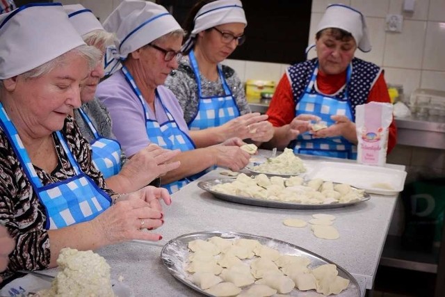 Pierogi ruskie przygotowały dla nas panie z koła gospodyń wiejskich w Chrząstawie Wielkiej