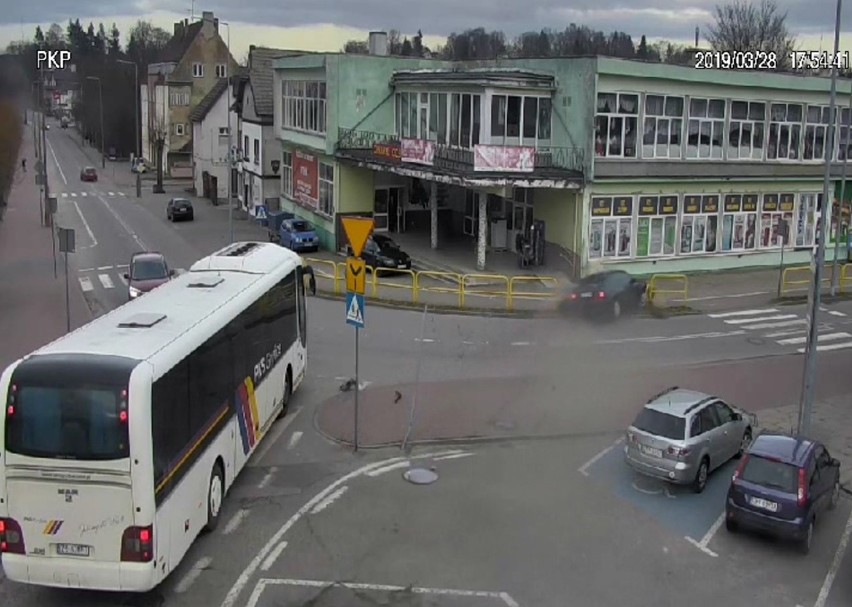 Zobacz film, jak kierowca mercedesa taranuje barierki i wpada na chodnik (wideo) 