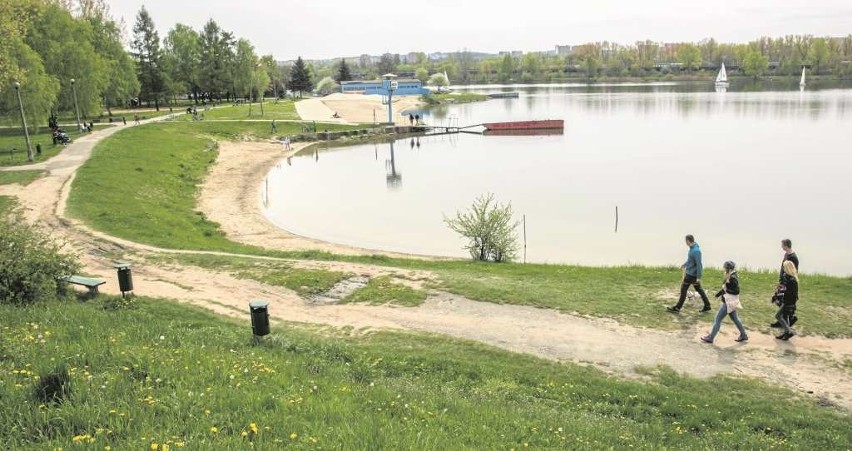 Nad Bagrami - zamiast alejek - są wertepy. Główna plaża też...