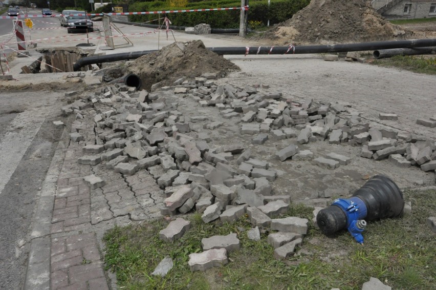 Śledztwo w sprawie wybuchu w Hrubieszowie. Pękła rura, chodnik wyleciał w powietrze