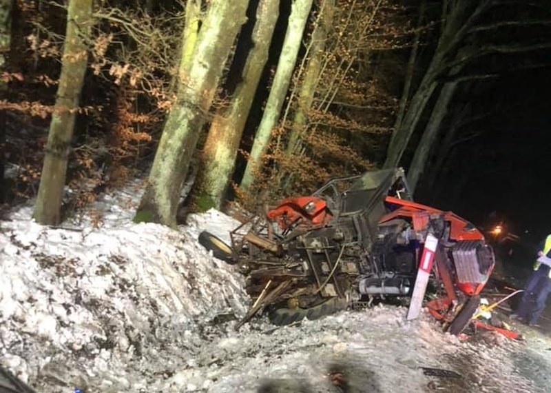 Wypadek ciągnika z mazdą na DW 494 pod Bodzanowicami.