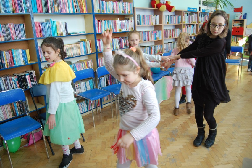 Na karnawałową imprezę zaproszono dzieci m.in. do biblioteki...