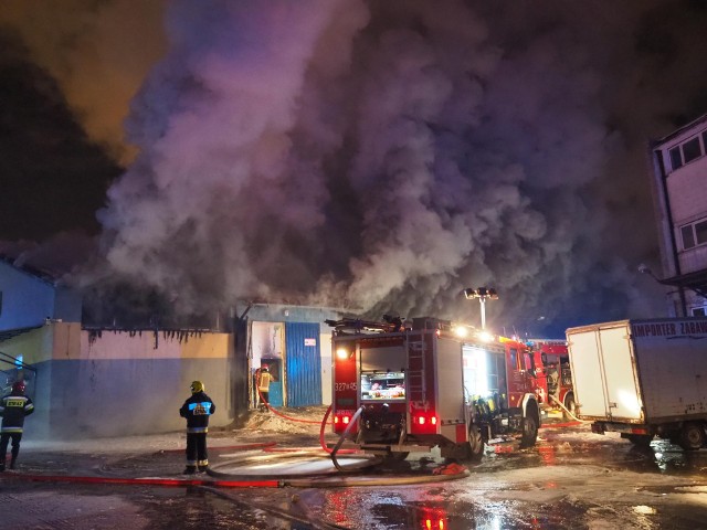 Aktualizacja godz. 20:40Po godz. 20 pożar został opanowany ale trwa dogaszanie. Na miejscu łącznie jest 15 samochodów straży pożarnej i 60 strażaków. Jak podali strażacy ogień przestał się rozprzestrzeniać. Na szczęście w pożarze nikt nie ucierpiał. Dogaszenie potrwa zapewne jeszcze kilka godzin. Po akcji gaśniczej będzie można wstępnie orzec, co było przyczyną pożaru.ZDJĘCIA - KLIKNIJ DALEJ