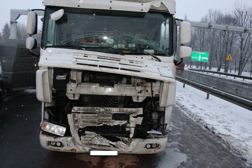 Olkusz. Tir staranował autobus szkolny. Dziewięcioro dzieci trafiło do szpitala