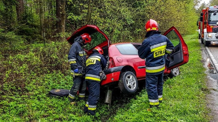 Wypadek na trasie Ełk - Regielnica. Dwa auta wpadły do rowu