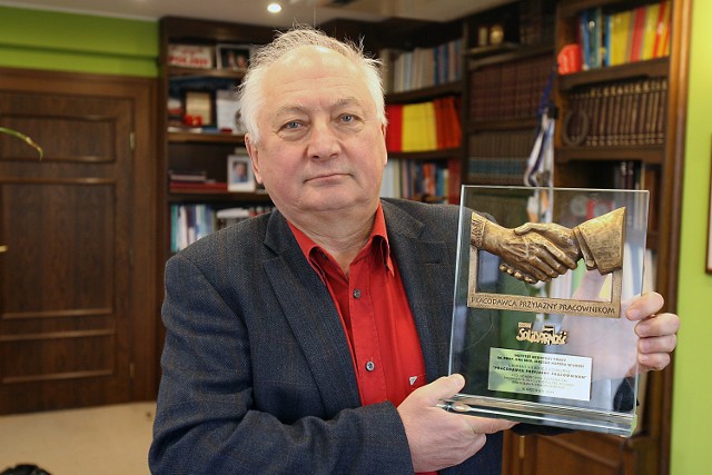 Prof. dr hab. Konrad Rydzyński ze statuetką "Pracodawca Przyjazny Pracownikom", która wskazuje, że Instytut Medycyny Pracy nie tylko propaguje dbałość o pracowników, ale też dba o nich "na własnym podwórku"