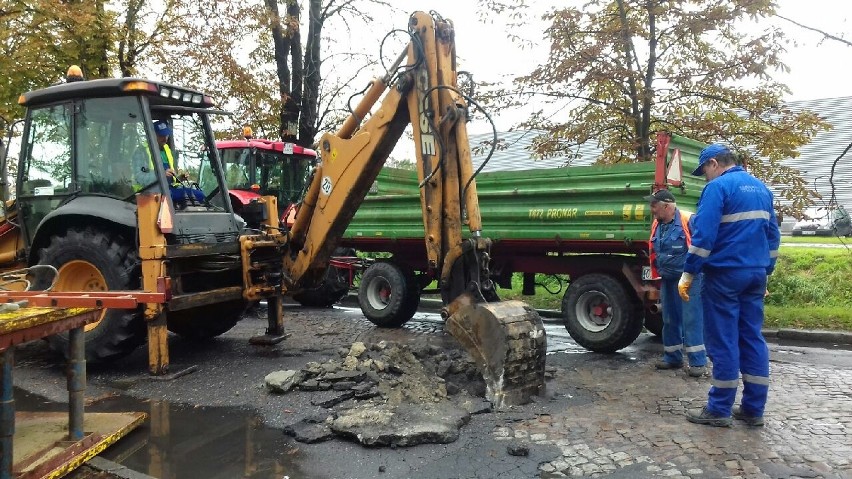 trwa naprawa zarwanej ulicy Rapackiego w Grudziądzu.