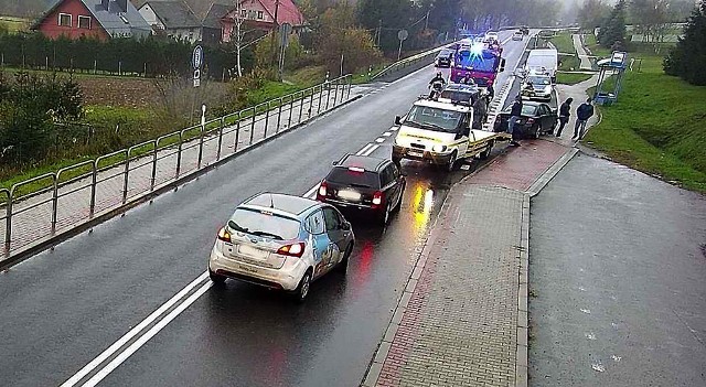 Wypadek na DK 28. Cztery auta wpadły na siebie w Cieniawie. Trasa Nowy Sącz  - Gorlice była zablokowana | Gazeta Krakowska