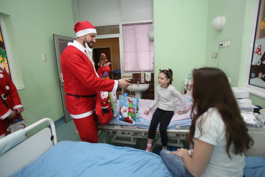 Mikołaje z Ferrari odwiedzili małych pacjentów GCZD w Katowicach ZDJĘCIA + WIDEO