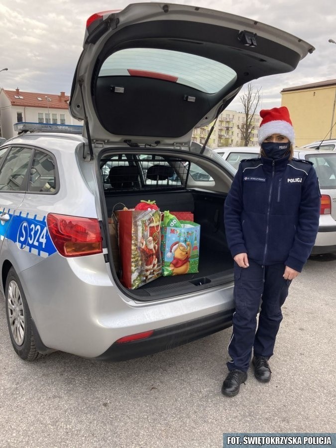 Policjanci z Końskich przyjchali z prezentami do dzieci w Stąporkowie