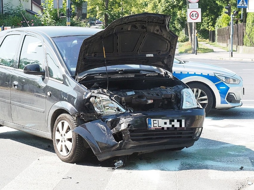 Wypadek na ulicy Obywatelskiej w Łodzi. Zderzyły się dwa samochody osobowe 