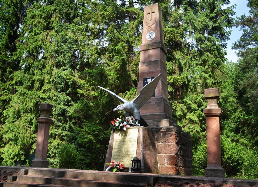 Pomnik upamiętniający ofiary niemieckiej zbrodni w Brzasku...