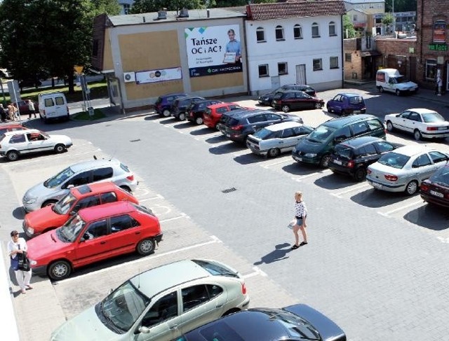 Parking przy sklepie Lidl. Każdy, kto parkuje tu kilka godzin, musi liczyć się z wezwaniem straży miejskiej, anawet odholowaniem auta.