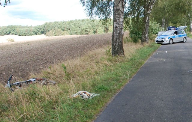 Motocyklista uderzył w drzewo, Miał 3,5 promila