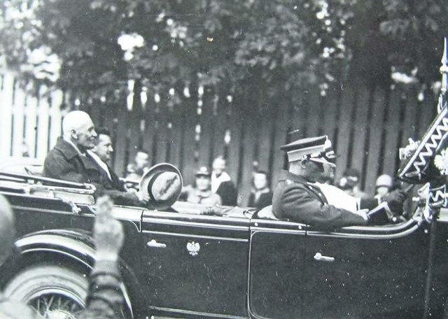 Prezydent Ignacy Mościcki (z kapeluszem) w towarzystwie wojewody białostockiego Karola Kirsta przejeżdza ulicami Białegostoku