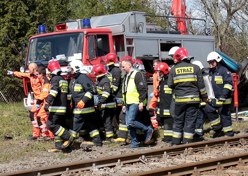 Groźny wypadek w Warzymicach. Samochód wjechał pod pociąg
