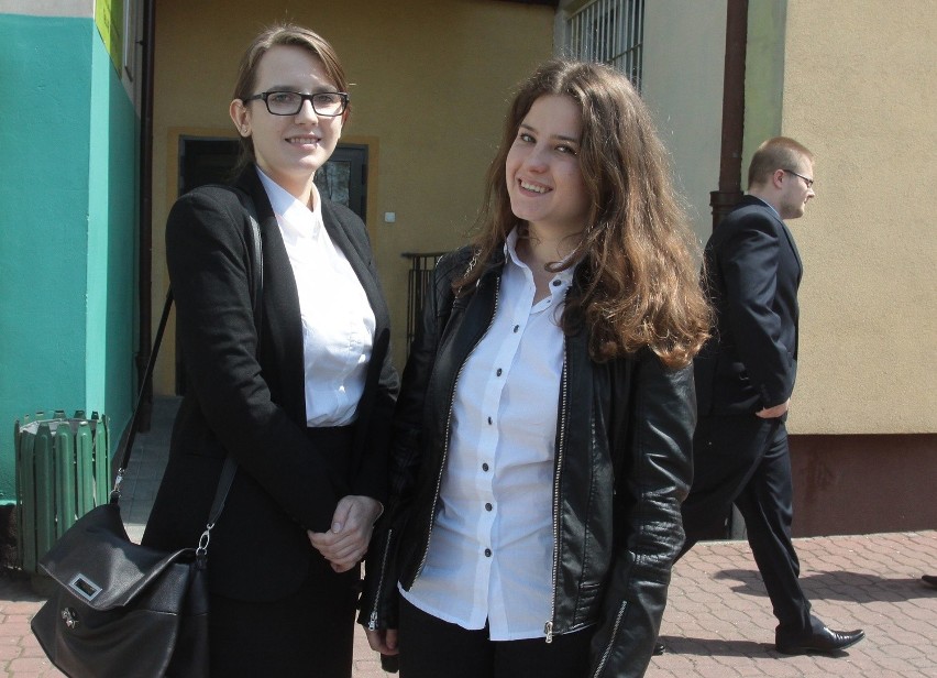 Maturzystki Joanna Stefaniak (z lewej) i Barbara...