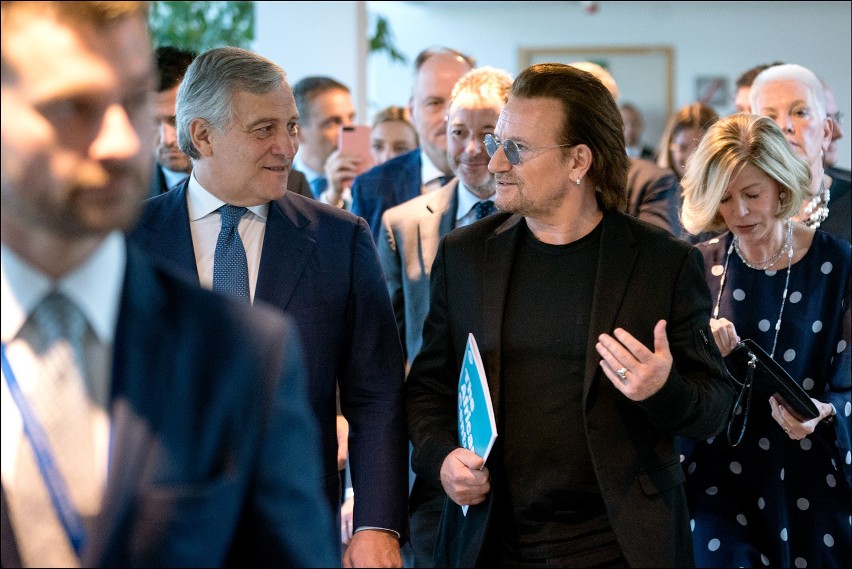 Bono spotkał się z Donaldem Tuskiem. Wspólne zdjęcie pod plakatem z napisem "Konstytucja"