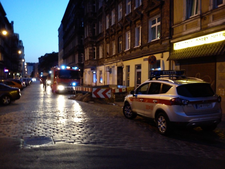 Wrocław: Samobójca przy ul. Pobożnego. Chciał wyskoczyć z IV piętra (ZDJĘCIA)