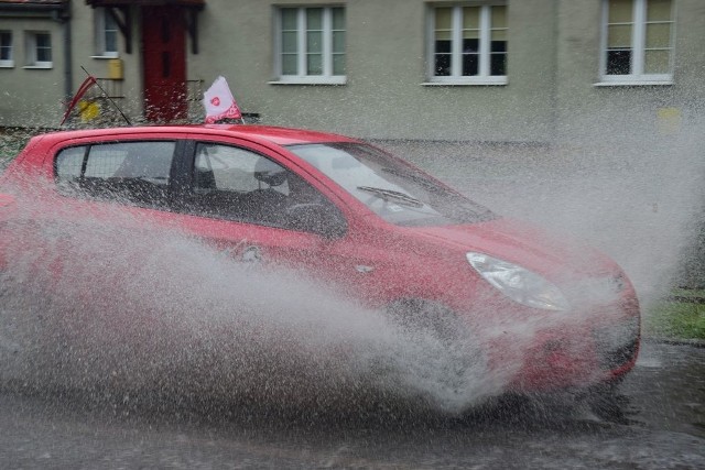 Od rana wieje porywisty wiatr. Przez region przechodzą też ulewne deszcze.