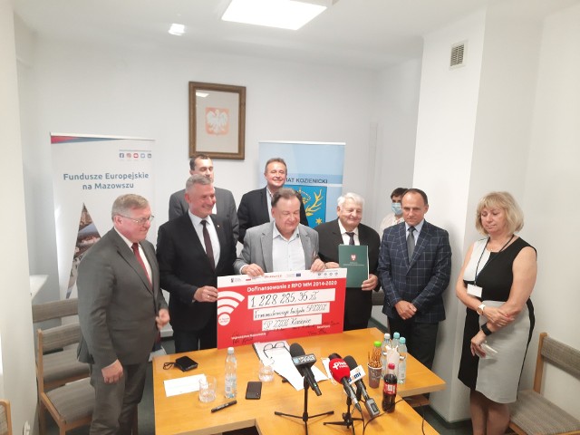 Przedstawiciele samorządu województwa mazowieckiego, powiatu kozienickiego i szpitala po podpisaniu umowy związanej z inwestycjami w kozienickim szpitalu.