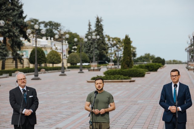 Podczas wspólnej konferencji prasowej prezydent Ukrainy dziękował Polsce i Łotwie za ich stałe wsparcie, jakie otrzymuje od nich naród ukraiński od początku rosyjskiej inwazji.