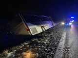 Wieczorny wypadek w gminie Zambrów. Autobus PKS NOVA wylądował w rowie. Były utrudnienia w ruchu