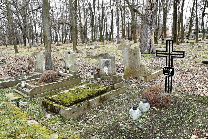 W 1985 roku na cmentarzu było 2700 grobów. W 2013 - 1972, z...