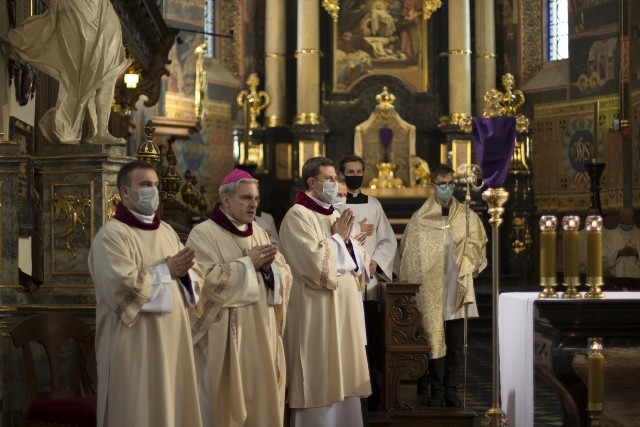 Uroczysta Msza Wieczerzy Pańskiej rozpoczęła w Wielki Czwartek obchody Triduum Paschalnego. Biskup Krzysztof Nitkiewicz przewodniczył mszy w bazylice katedralnej w Sandomierzu.