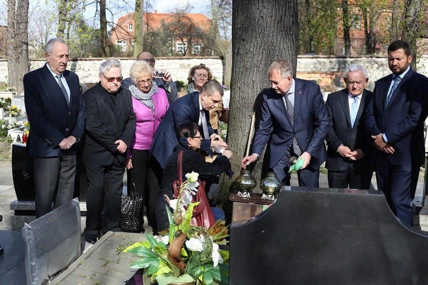 Leszek Miller odwiedził grób Barbary Blidy w Siemianowicach Śląskich [ZDJĘCIA]