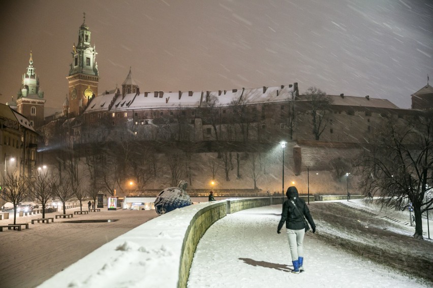 Zima wróciła do Krakowa. Zobacz jak urokliwie wygląda miasto pod białym puchem [ZDJĘCIA]