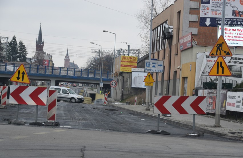 Na ul. Krakowskiej na ostatnią warstwę asfaltu czeka jezdnia...