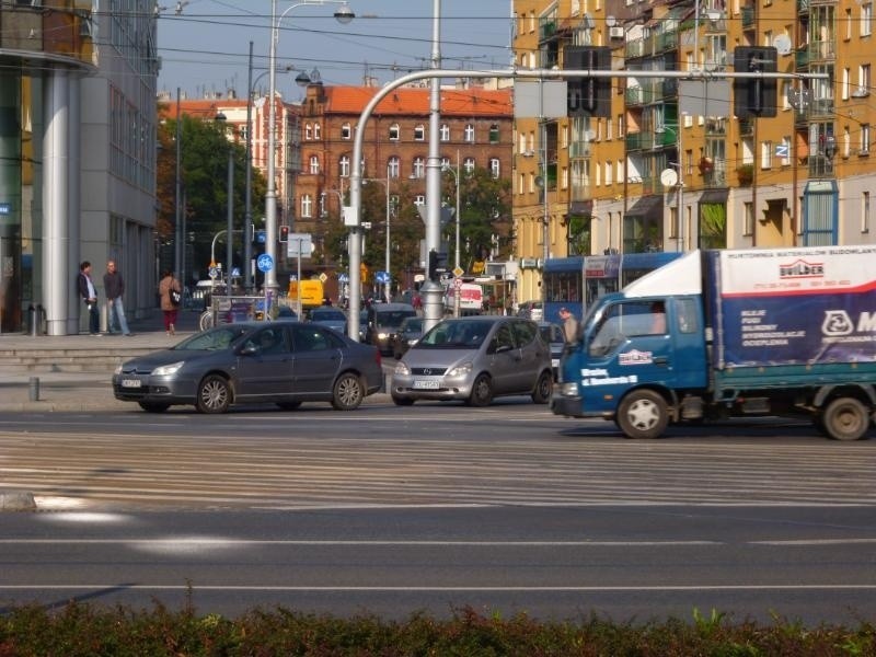 Wrocław: Wiecznie czerwone światło dla kierowców na pl. Bema (ZDJĘCIA)