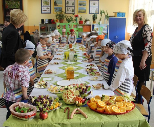 Uczniowie sportowej klasy I A z wielkim apetytem zajadli przygotowane przez siebie śniadania. Na zdjęciu z wychowawcą Alicją Krawczyk.