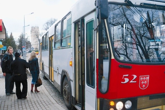 Zmiany w obowiązującym od lutego rozkładzie jazdy nie są drastyczne, ale warto je sprawdzić chociażby po to, by dowiedzieć się, że od kilku dni „siódemka” jeździ ulicą Słowiańską. (fot. Klaudia Bochenek)