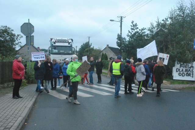 Przysieka Polska. Protest mieszkańców w sprawie składowiska odpadów firmy Polcopper. Ludzie mówią o hałasie, smrodzie i pożarach. Zobacz zdjęcia --->