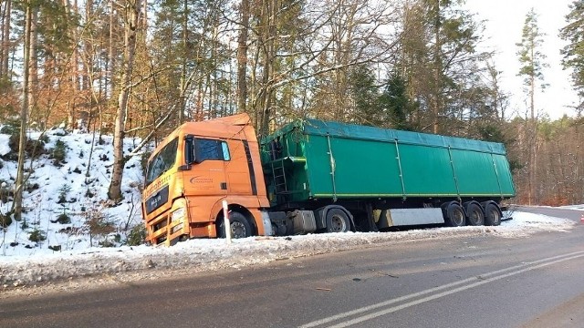 Samochód ciężarowy zderzył się z autobusem